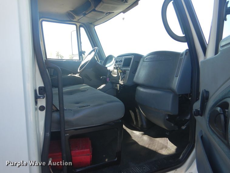 image for item GF9154 2004 International 4300 refrigerated delivery truck