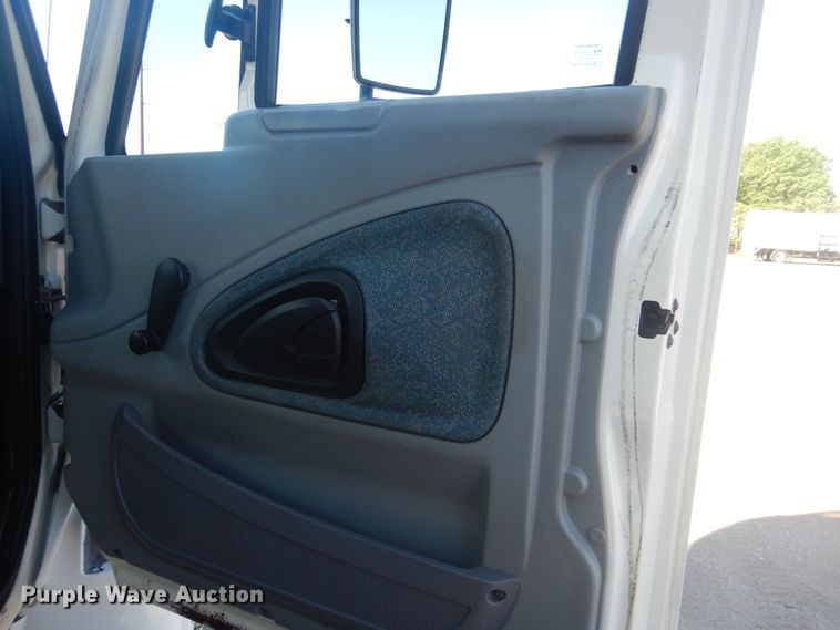 image for item GF9154 2004 International 4300 refrigerated delivery truck