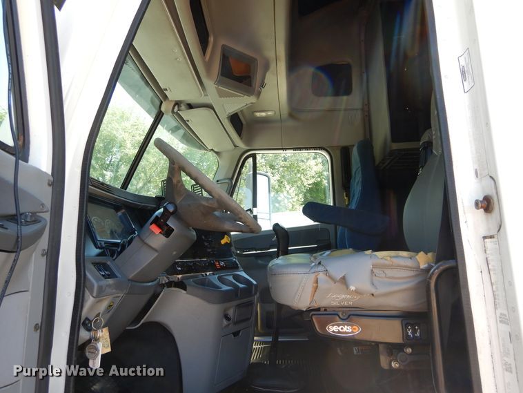 image for item GK9207 2007 Freightliner Columbia semi truck