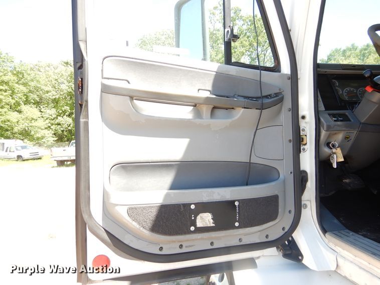 image for item GK9207 2007 Freightliner Columbia semi truck