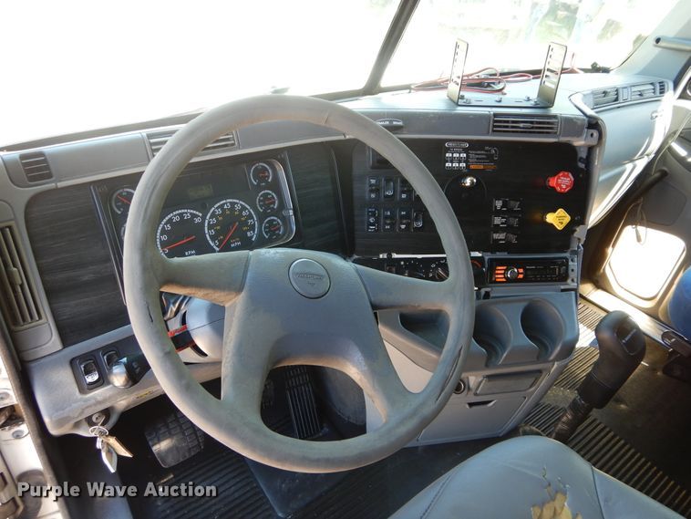 image for item GK9207 2007 Freightliner Columbia semi truck