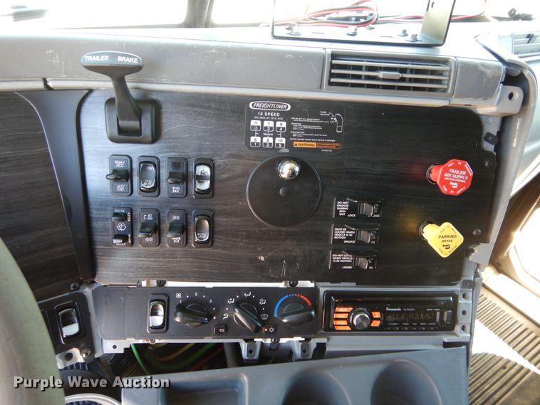 image for item GK9207 2007 Freightliner Columbia semi truck