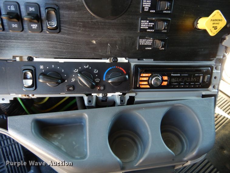 image for item GK9207 2007 Freightliner Columbia semi truck