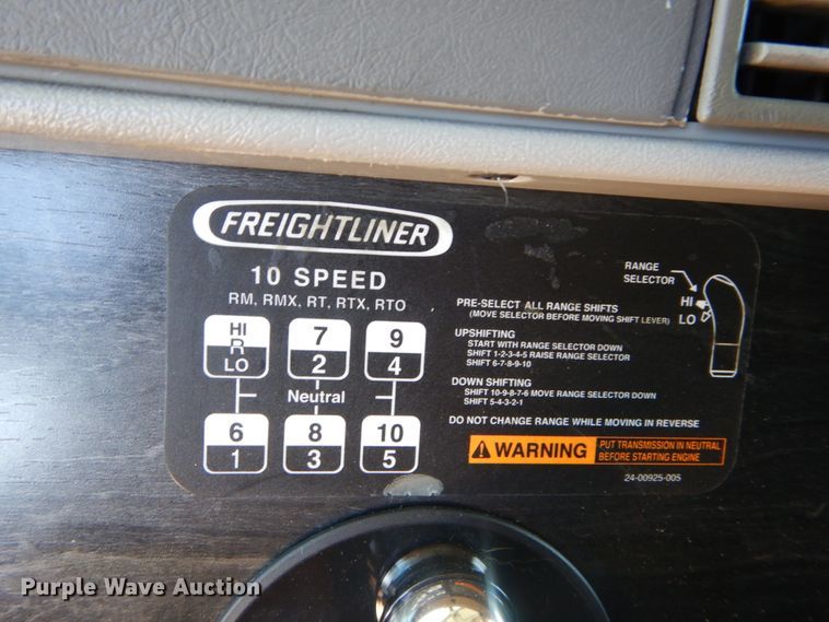 image for item GK9207 2007 Freightliner Columbia semi truck