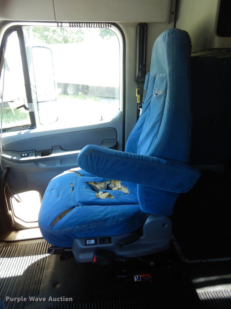 image for item GK9207 2007 Freightliner Columbia semi truck