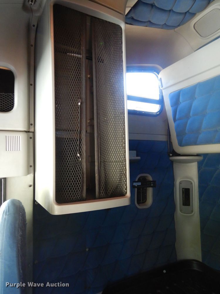 image for item GK9207 2007 Freightliner Columbia semi truck