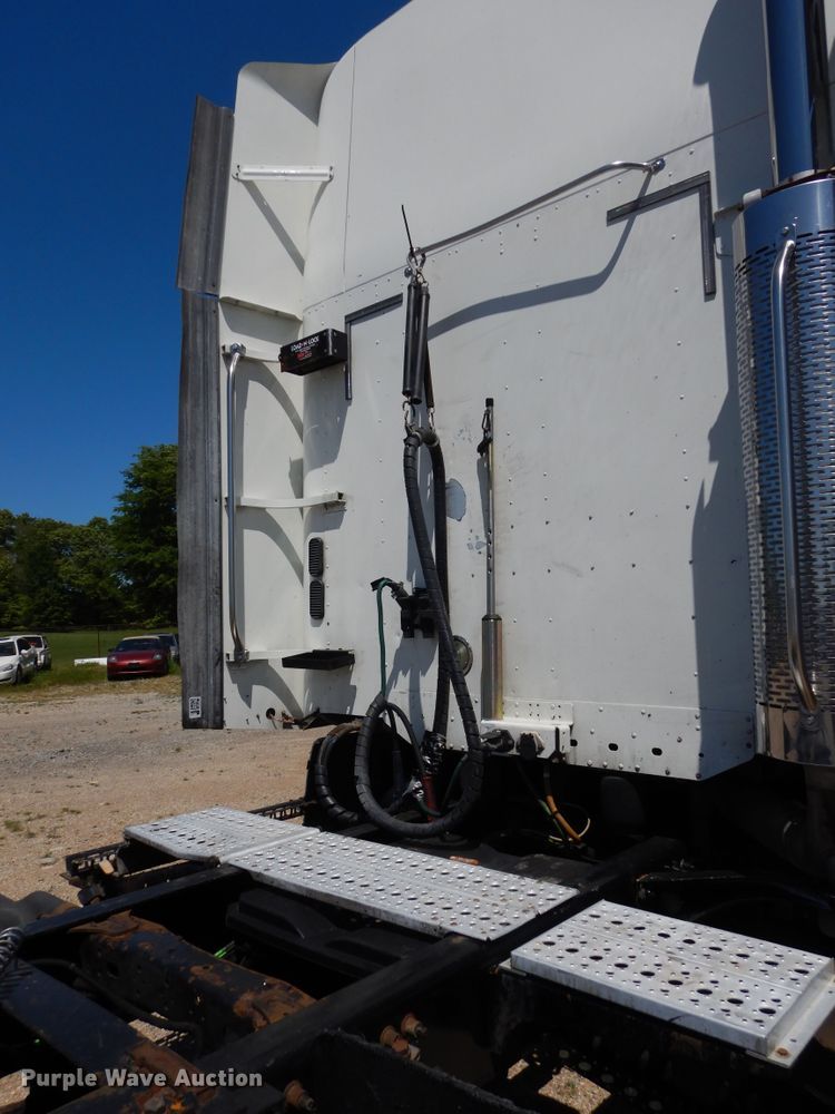image for item GK9207 2007 Freightliner Columbia semi truck