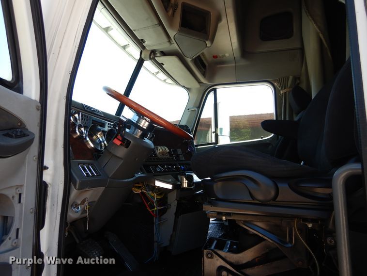 image for item GK9208 1999 Freightliner Century Class semi truck