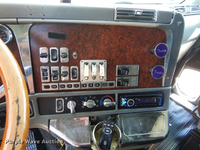 image for item GK9208 1999 Freightliner Century Class semi truck