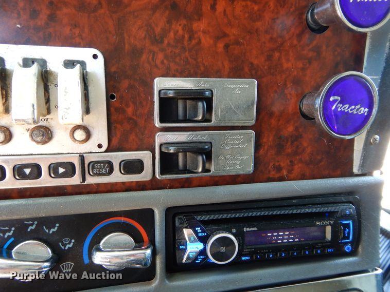 image for item GK9208 1999 Freightliner Century Class semi truck