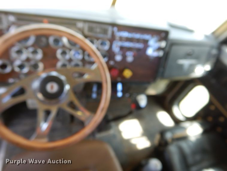 image for item GN9805 1990 Peterbilt 379EXHD semi truck