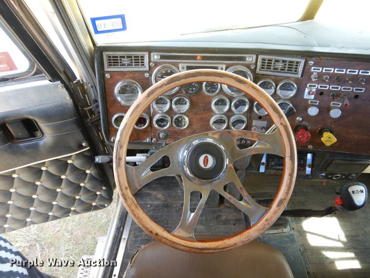 image for item GN9805 1990 Peterbilt 379EXHD semi truck