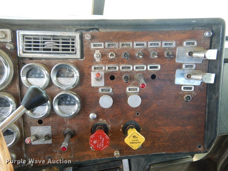 image for item GN9805 1990 Peterbilt 379EXHD semi truck