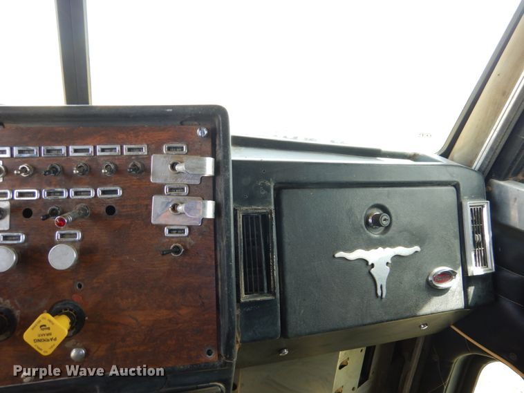 image for item GN9805 1990 Peterbilt 379EXHD semi truck