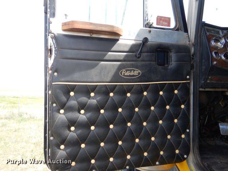 image for item GN9805 1990 Peterbilt 379EXHD semi truck