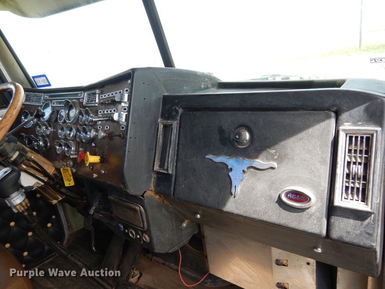 image for item GN9805 1990 Peterbilt 379EXHD semi truck