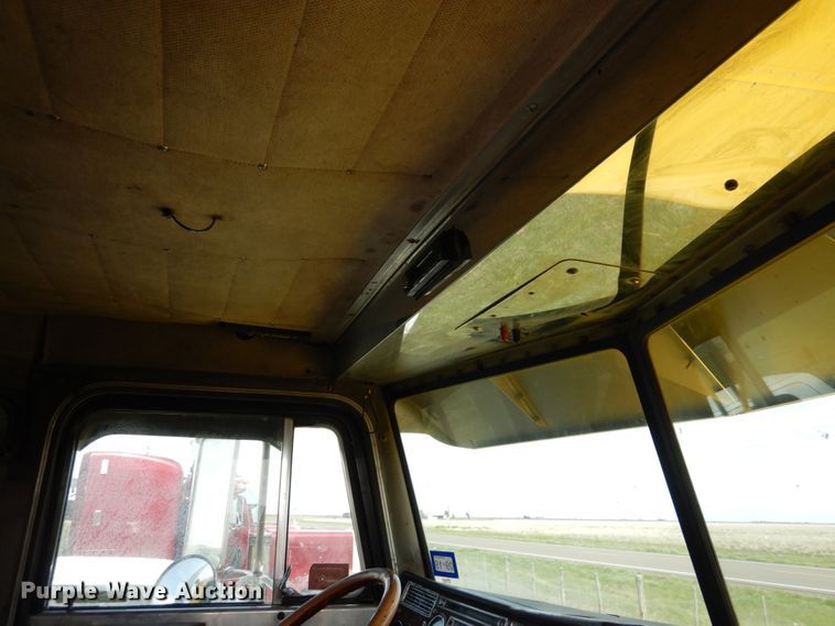 image for item GN9805 1990 Peterbilt 379EXHD semi truck