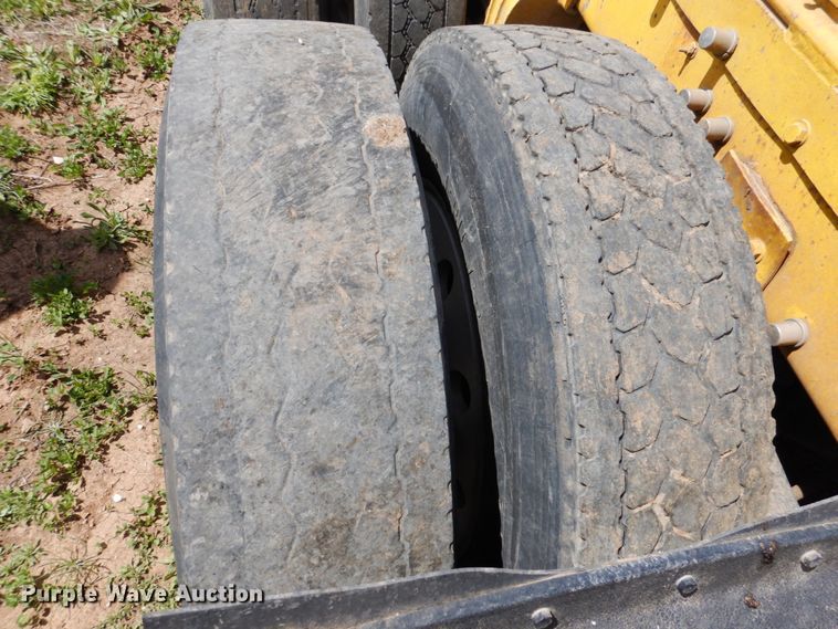 image for item GN9805 1990 Peterbilt 379EXHD semi truck