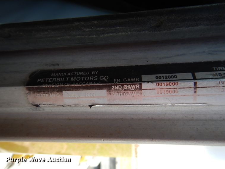 image for item GN9805 1990 Peterbilt 379EXHD semi truck