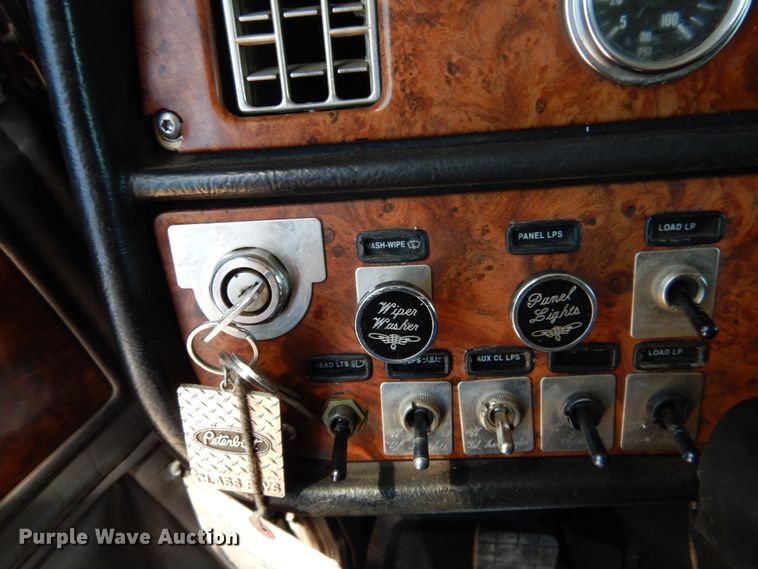 image for item GN9806 2001 Peterbilt 379EXHD semi truck