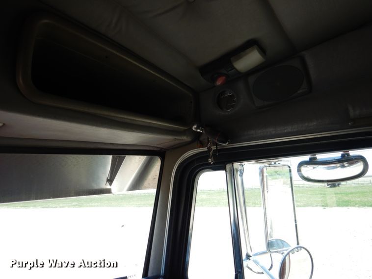 image for item GN9806 2001 Peterbilt 379EXHD semi truck