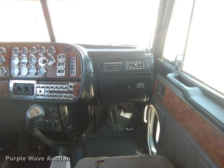 image for item GN9806 2001 Peterbilt 379EXHD semi truck