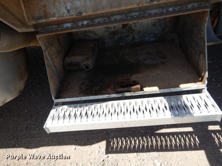 image for item GN9806 2001 Peterbilt 379EXHD semi truck