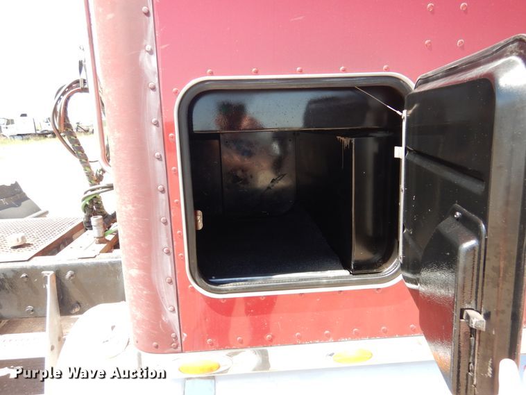 image for item GN9806 2001 Peterbilt 379EXHD semi truck