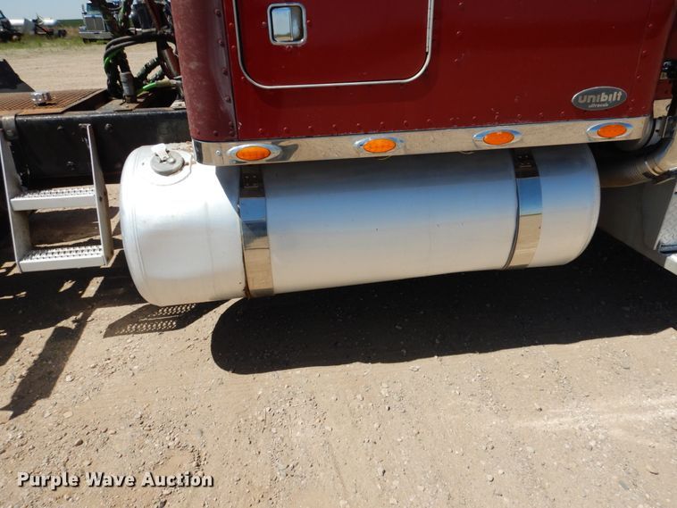 image for item GN9806 2001 Peterbilt 379EXHD semi truck