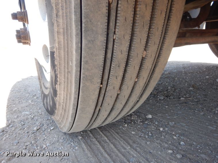 image for item GN9806 2001 Peterbilt 379EXHD semi truck