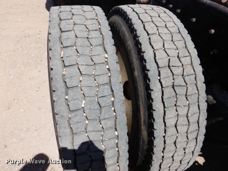 image for item GN9806 2001 Peterbilt 379EXHD semi truck