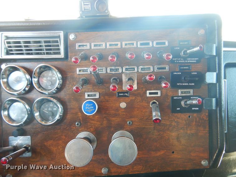 image for item GN9808 2000 Peterbilt 379EXHD semi truck