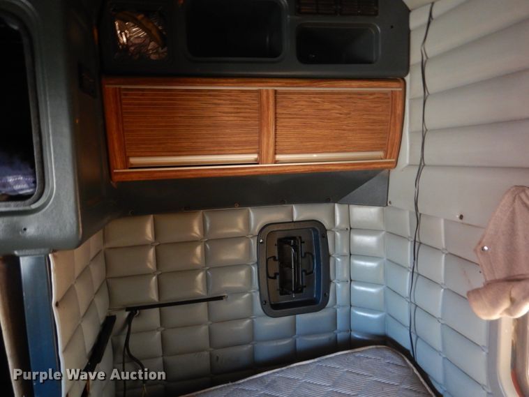 image for item GN9808 2000 Peterbilt 379EXHD semi truck