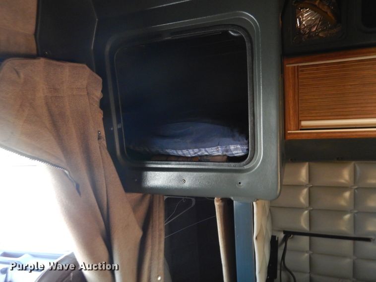 image for item GN9808 2000 Peterbilt 379EXHD semi truck