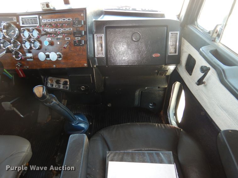 image for item GN9808 2000 Peterbilt 379EXHD semi truck