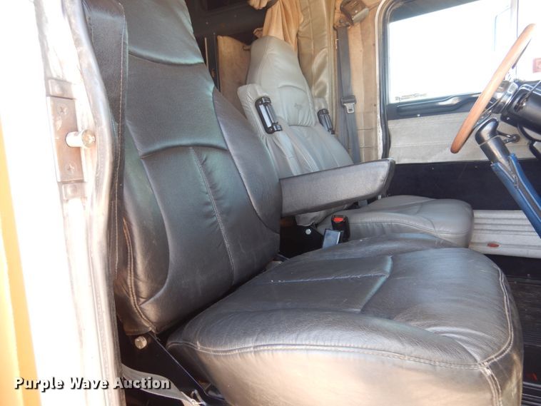 image for item GN9808 2000 Peterbilt 379EXHD semi truck