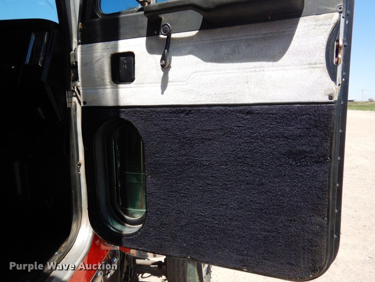 image for item GN9808 2000 Peterbilt 379EXHD semi truck