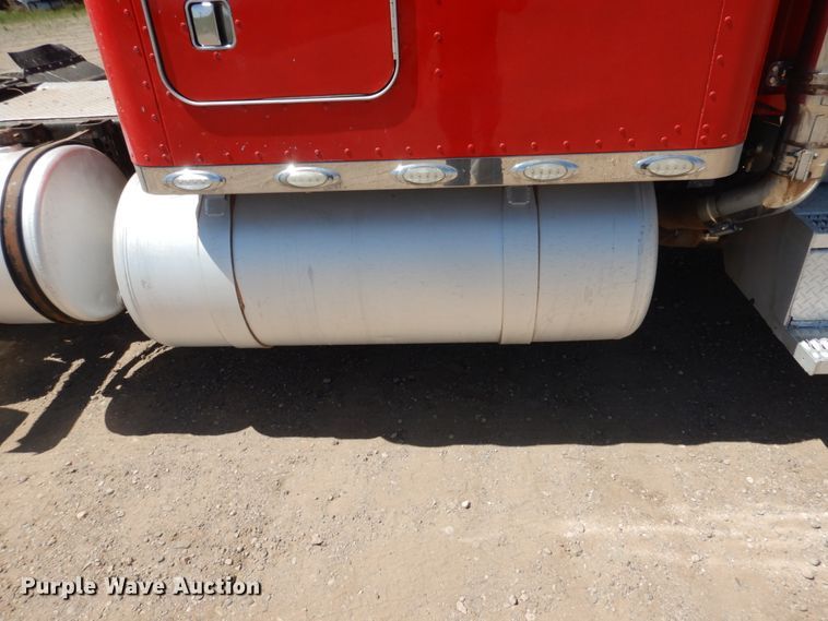 image for item GN9808 2000 Peterbilt 379EXHD semi truck