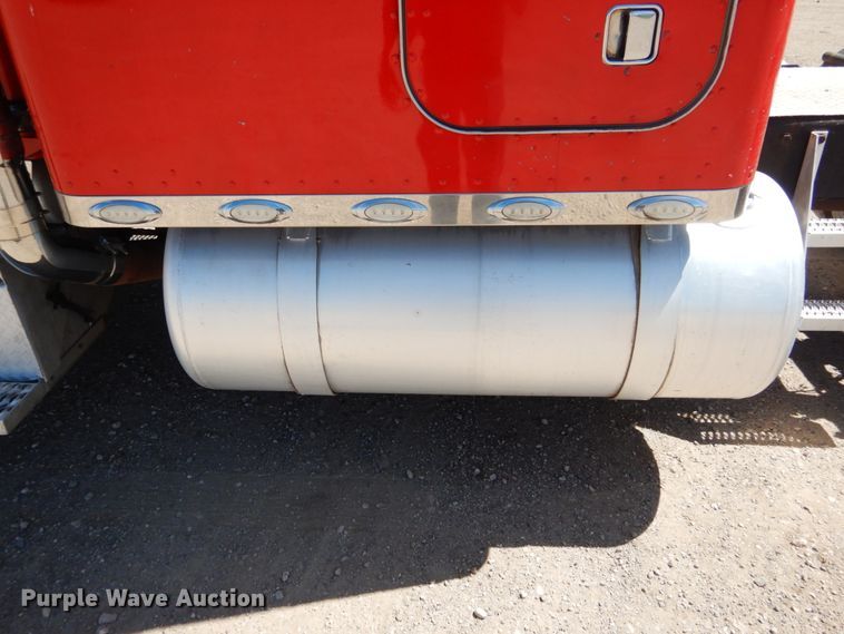 image for item GN9808 2000 Peterbilt 379EXHD semi truck