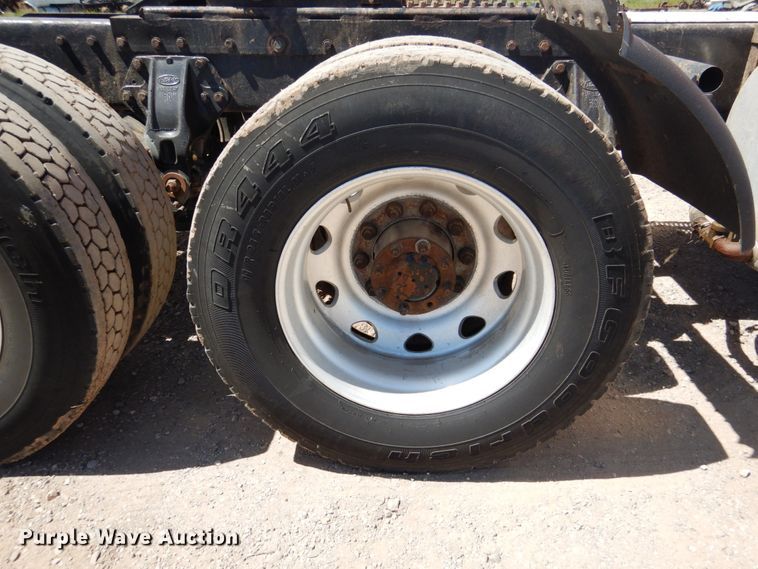 image for item GN9808 2000 Peterbilt 379EXHD semi truck