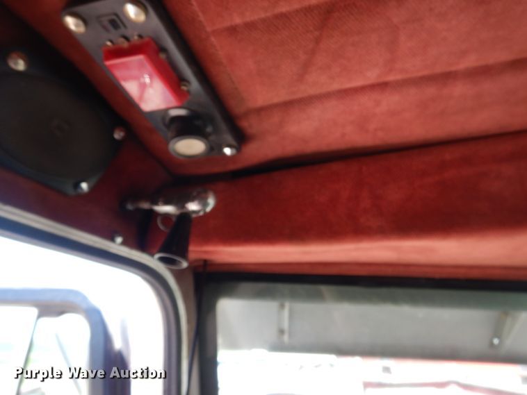 image for item GN9810 1996 Peterbilt 379EXHD semi truck