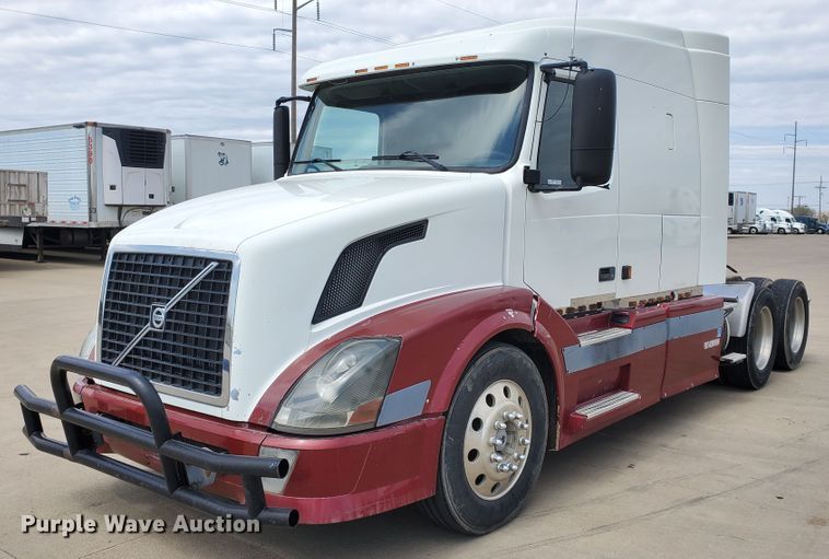 image for item GO9125 2005 Volvo VN semi truck