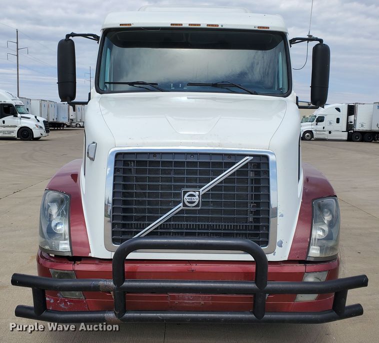 image for item GO9125 2005 Volvo VN semi truck