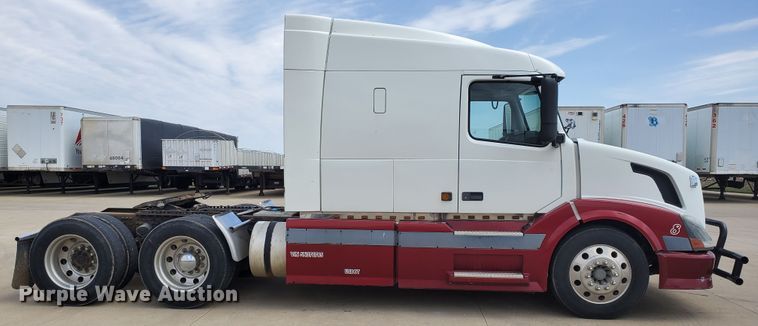 image for item GO9125 2005 Volvo VN semi truck