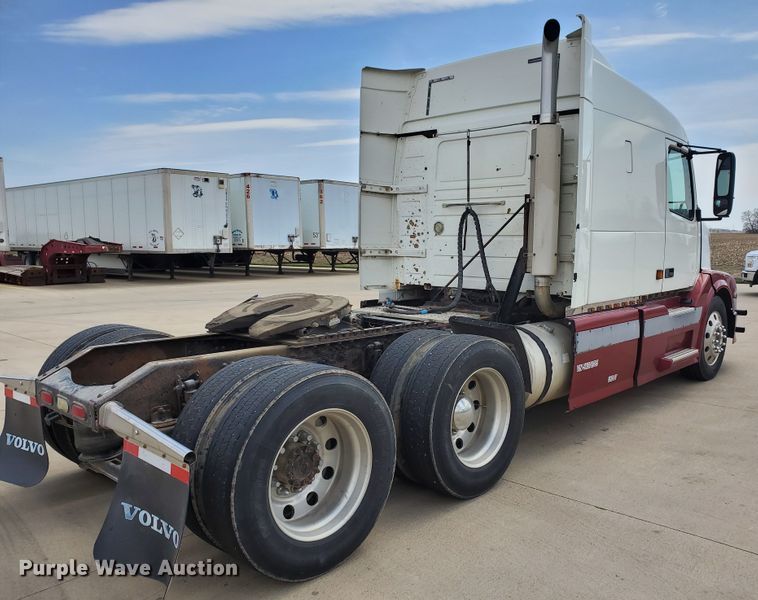 image for item GO9125 2005 Volvo VN semi truck