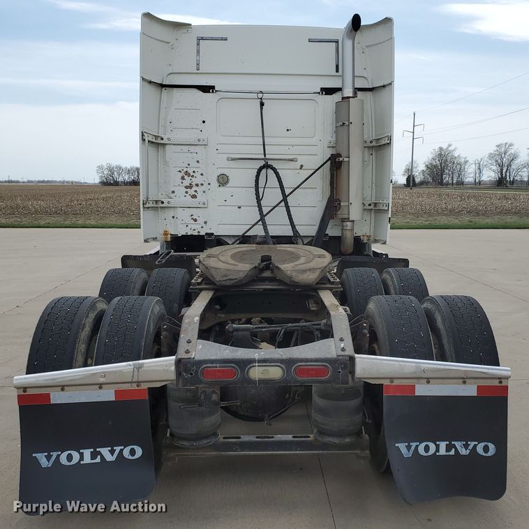 image for item GO9125 2005 Volvo VN semi truck