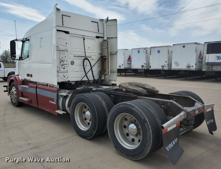 image for item GO9125 2005 Volvo VN semi truck