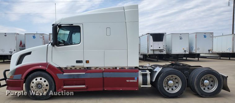 image for item GO9125 2005 Volvo VN semi truck