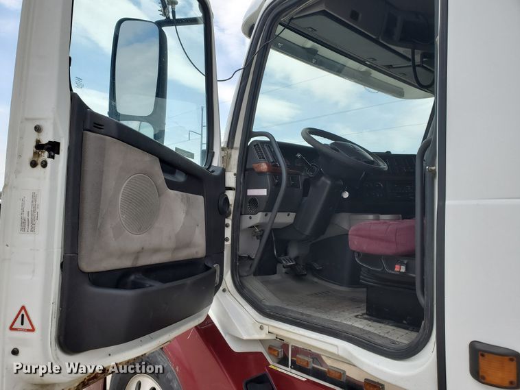 image for item GO9125 2005 Volvo VN semi truck