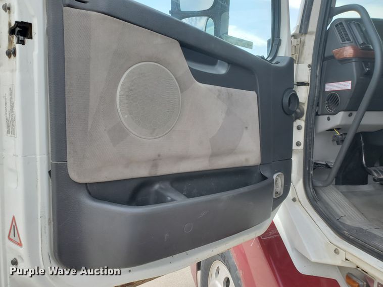 image for item GO9125 2005 Volvo VN semi truck